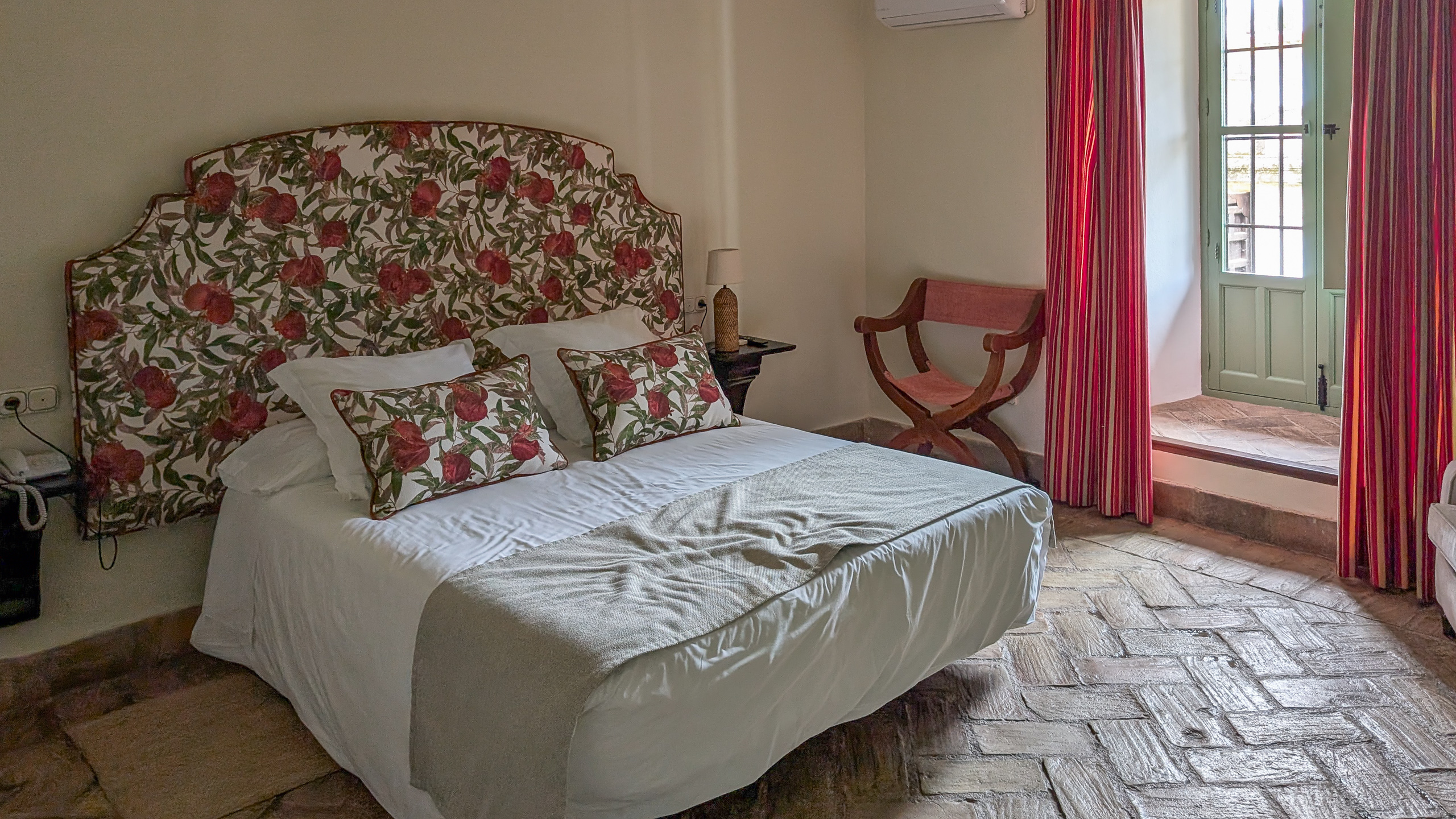 Das Hotelzimmer im ehemaligen Kloster – mit Originalfliesen